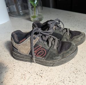 Kids five ten (5.10) bike shoes size 1.5